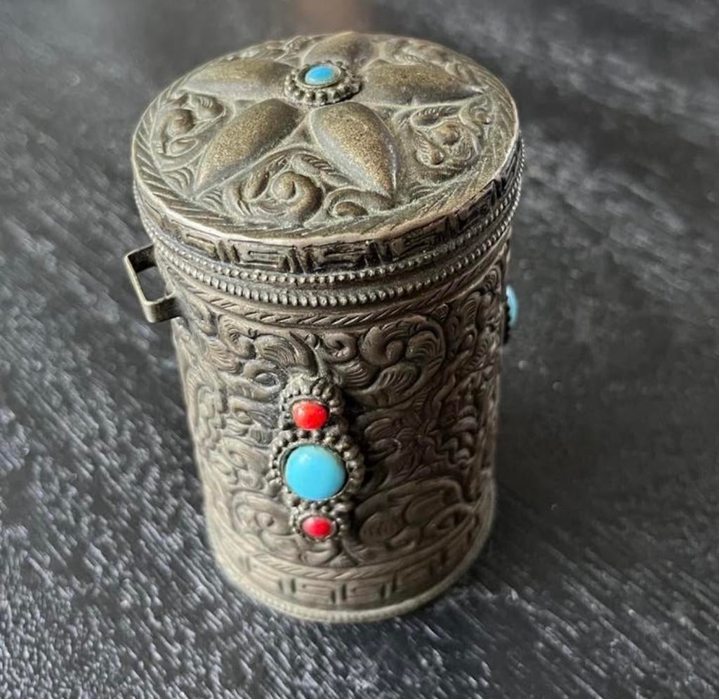 Antiek Tibetaans gedcoreerd opbergdoosje, Verzenden