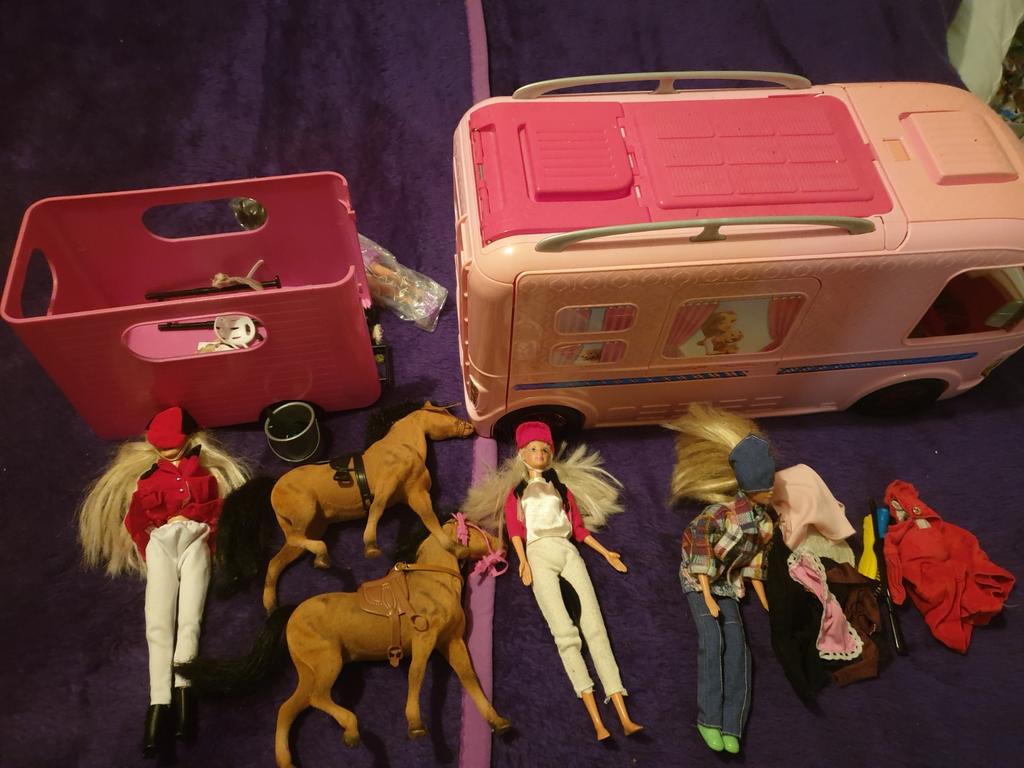 Grote barbie camper met poppen en accesouiris, Ophalen