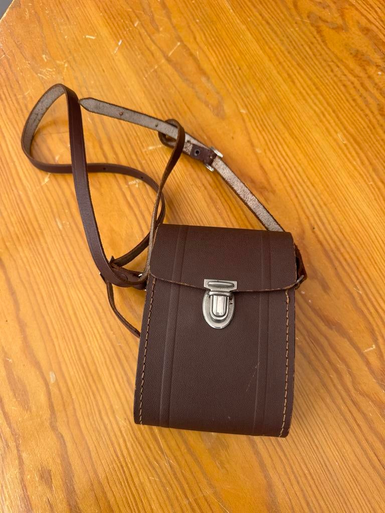 Bruine leren cameratas met schouderriem, Audio, Tv en Foto, Fotografie | Fototassen, Ophalen of Verzenden, Gebruikt, Schoudertas