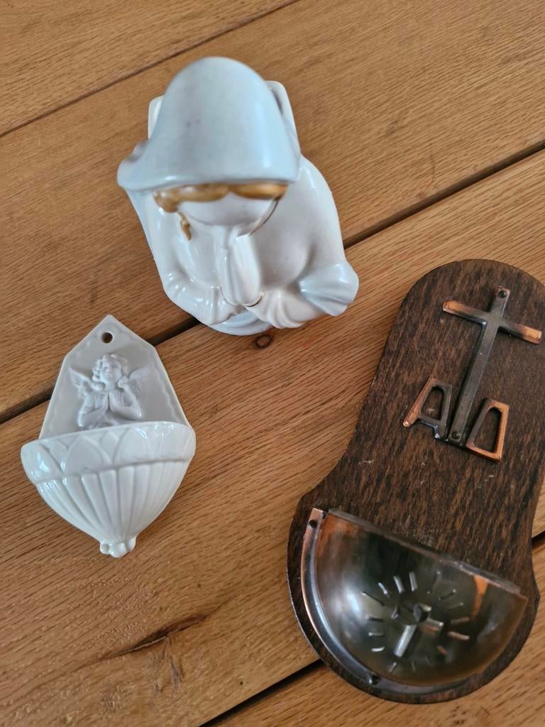 Vintage religieuze decoratie: wijwaterbakjes en beeldje, Ophalen of Verzenden
