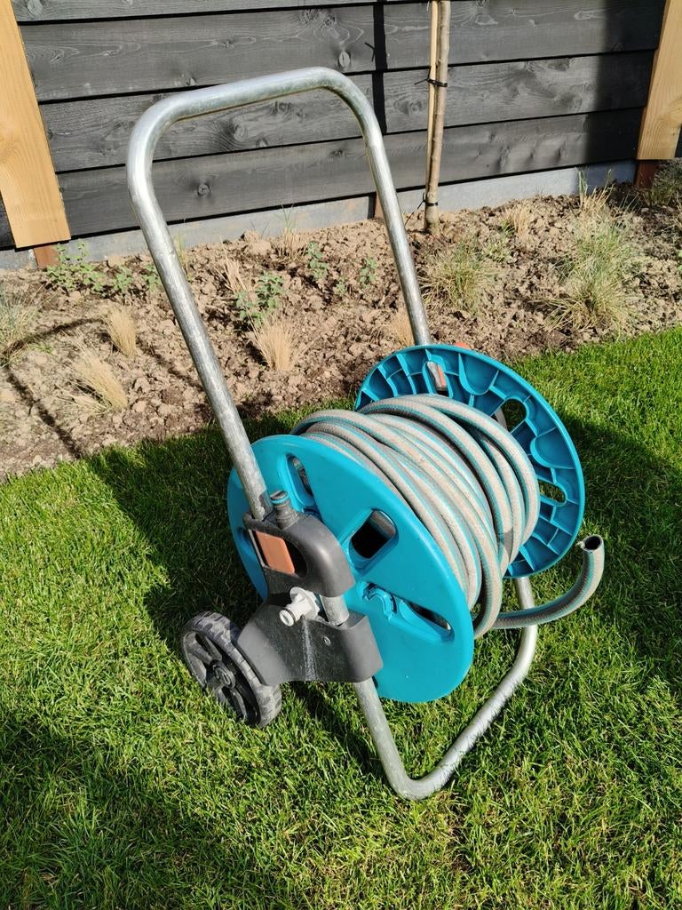 Gardena slanghaspel met ruim 15 meter tuinslang, Tuin en Terras, Tuinslangen, Ophalen, Zo goed als nieuw, Tuinslanghaspel