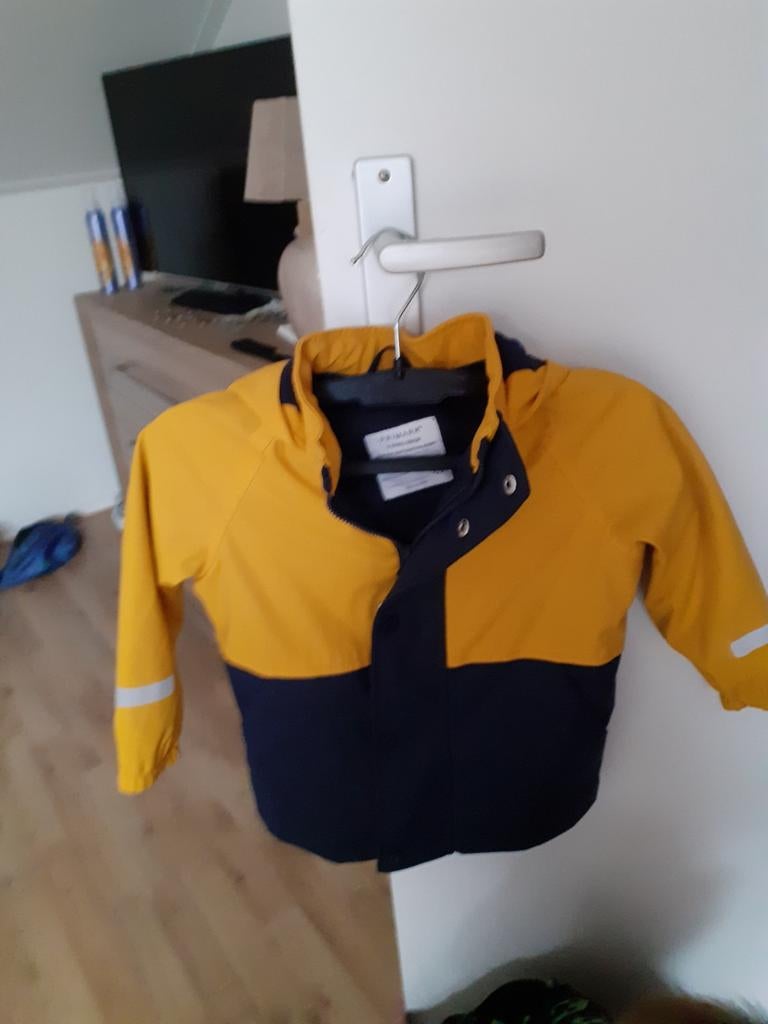 Jongens regenjas maat 98    3.00euro, Kinderen en Baby's, Kinderkleding | Maat 98, Gebruikt, Ophalen of Verzenden, Primark, Jongen