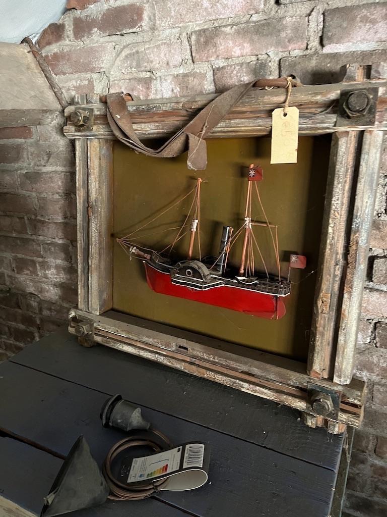 Heel Oud Houten schilderij met metalen boot zeer uniek, Antiek en Kunst, Curiosa en Brocante, Ophalen of Verzenden