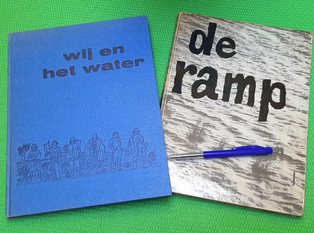 De Ramp 1953 ( incl. landkaart ) & Wij en het water -> Samen, Boeken, Geschiedenis | Vaderland, Nationale uitgaves, Ophalen of Verzenden