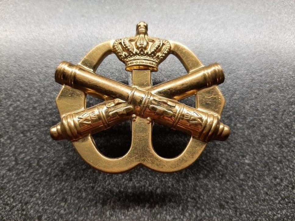 Veldartillerie   -  baretembleem KL / NEDERLAND, Verzamelen, Ophalen of Verzenden, Landmacht, Nederland, Embleem of Badge