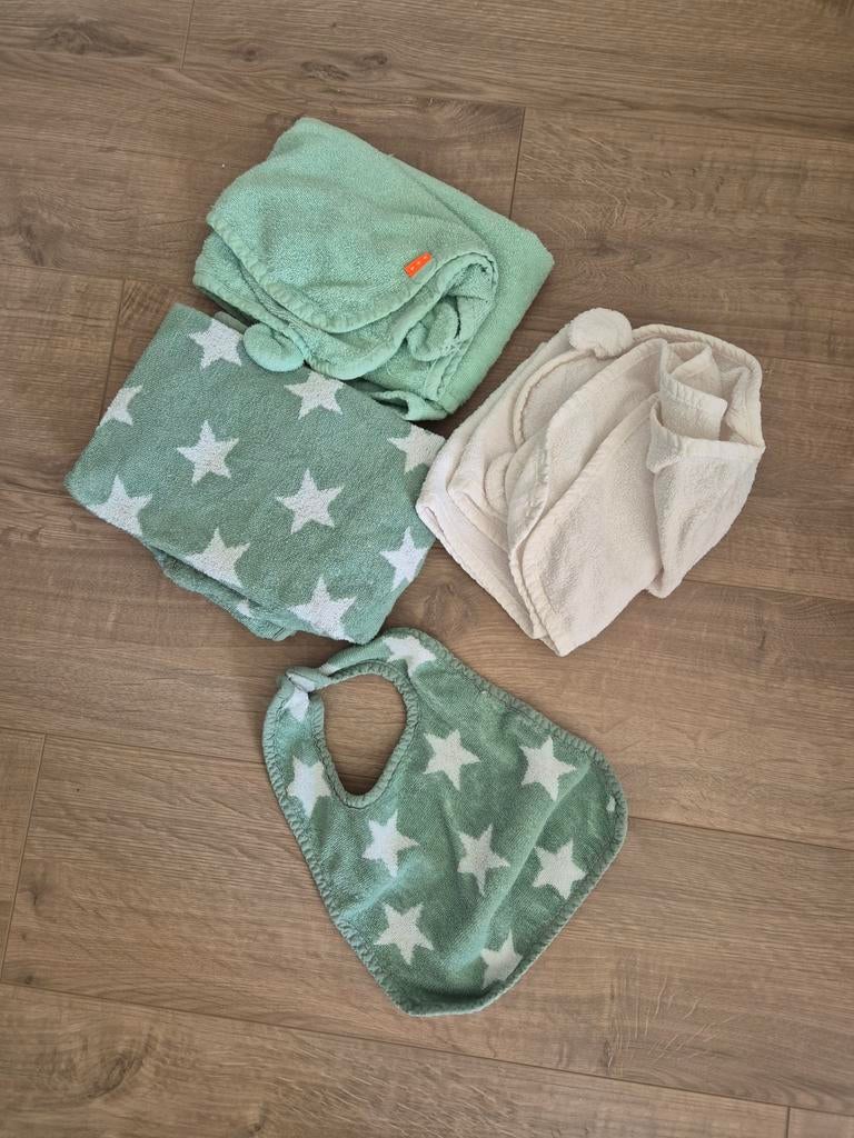 3 baby badhanddoeken 1 slabber, Kinderen en Baby's, Babykleding | Overige, Ophalen of Verzenden, Jongetje of Meisje