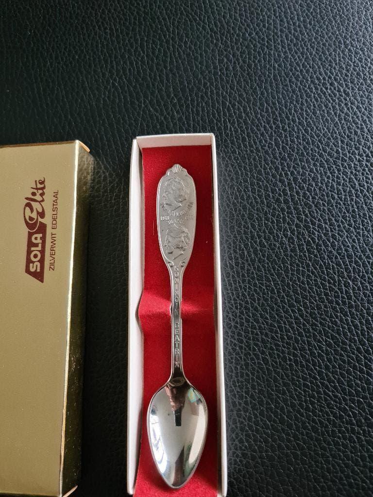 Ongebruikt Zilverwit edelstaal lepeltje kroningsjaar Beatrix, Ophalen of Verzenden, Nieuw, Nederland, Speld(je) of Lepel(tje)