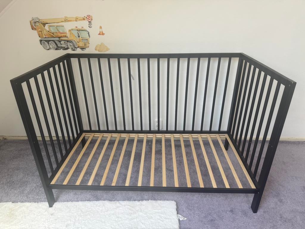 Zwart kinderledikant, Kinderen en Baby's, Kinderkamer | Bedden, Ophalen, Zo goed als nieuw, Minder dan 140 cm, Minder dan 70 cm