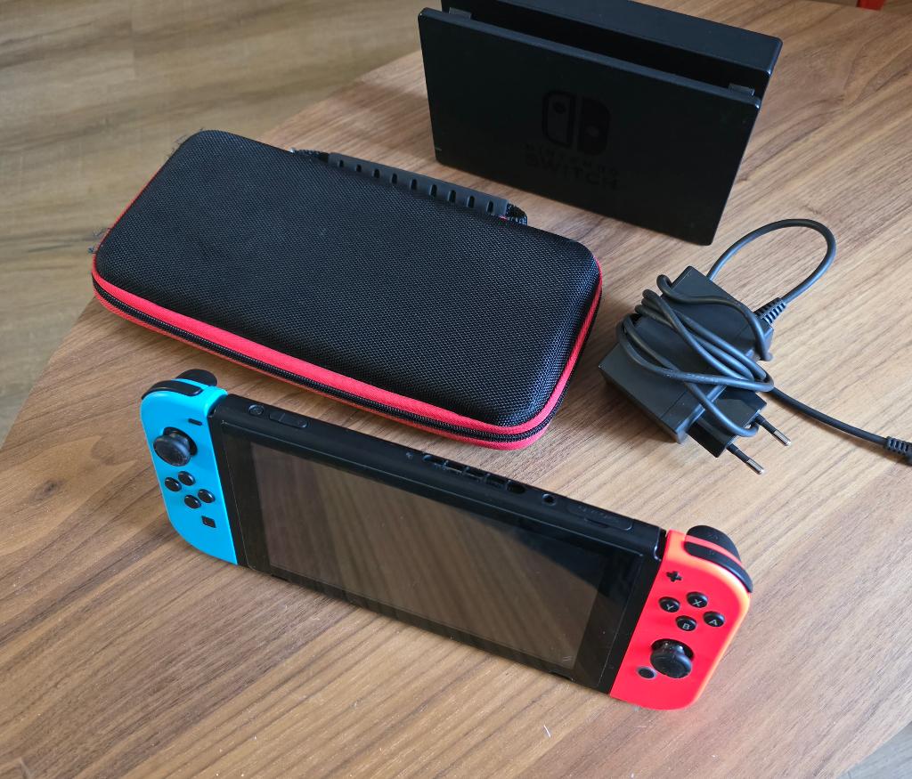 Nintendo Switch + 128GB Samsung EVO Geheugenkaart, Gebruikt, Met 2 controllers, Ophalen of Verzenden, Switch Original
