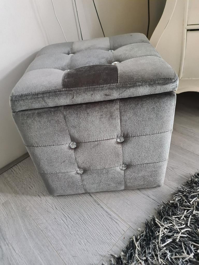 Mooie grijze poef, Huis en Inrichting, Woonaccessoires | Kisten, Ophalen of Verzenden, 50 tot 100 cm, Minder dan 50 cm, Minder dan 50 cm