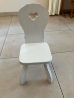 Wit houten kinderstoeltje met hartjesuitsparing, Kinderen en Baby's, Ophalen of Verzenden, Gebruikt, Stoel(en)