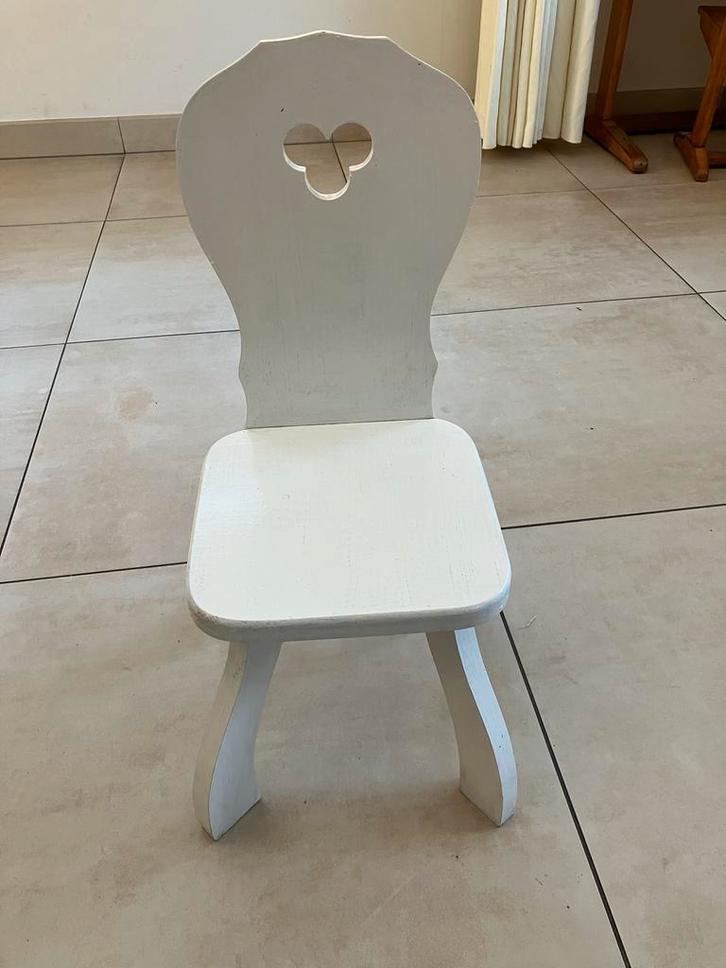 Wit houten kinderstoeltje met hartjesuitsparing, Kinderen en Baby's, Kinderkamer | Tafels en Stoelen, Gebruikt, Stoel(en), Ophalen of Verzenden