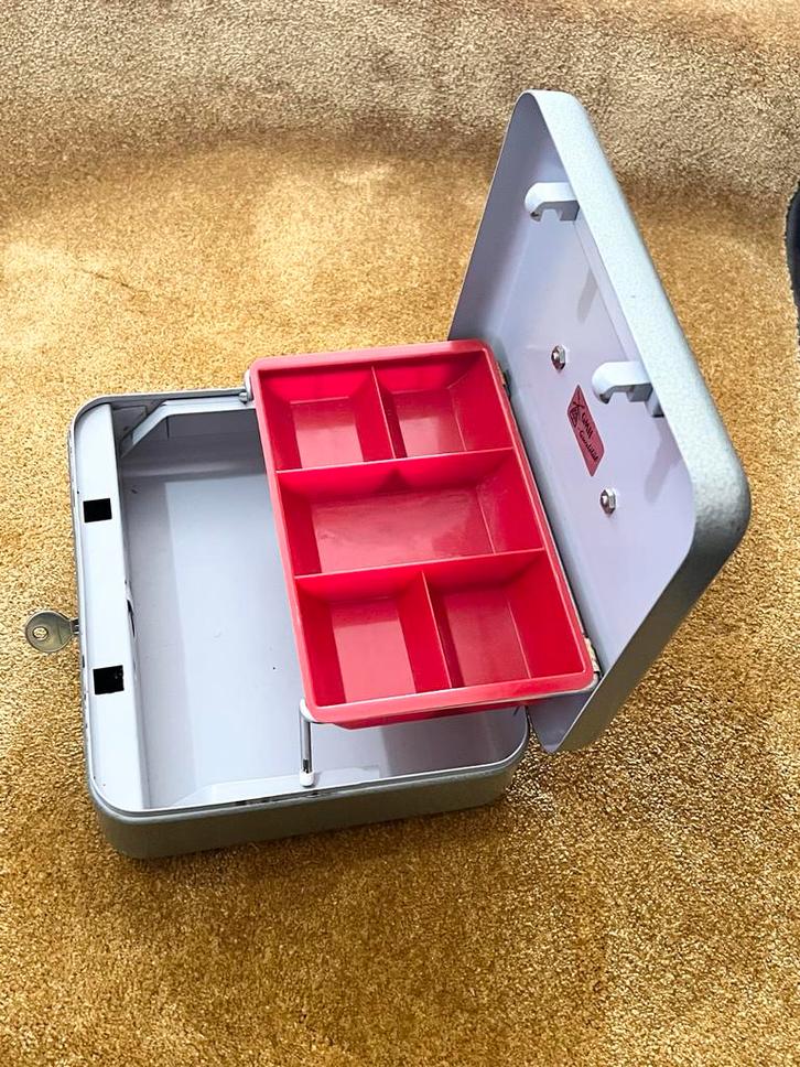 GMB Kassa / Geldkistje met Sleutel - Zo goed als nieuw, Huis en Inrichting, Woonaccessoires | Kisten, Zo goed als nieuw, Minder dan 50 cm