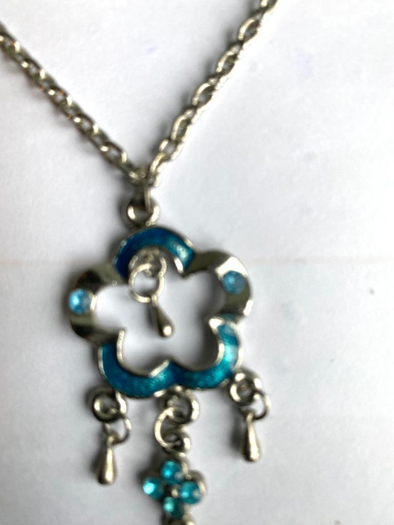 Zilverkleurige ketting met aquablauwe hanger., Overige materialen, Verstelbaar, Ophalen of Verzenden, Zo goed als nieuw