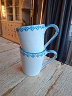 Set van 2 lichtblauw mokken met blauw patroon, By real, Huis en Inrichting, Gebruikt, Keramiek, Ophalen of Verzenden, Overige stijlen