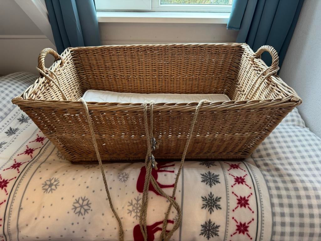 Rieten wieg met matrasje en ophangtouwen, Ophalen, Gebruikt, Wieg