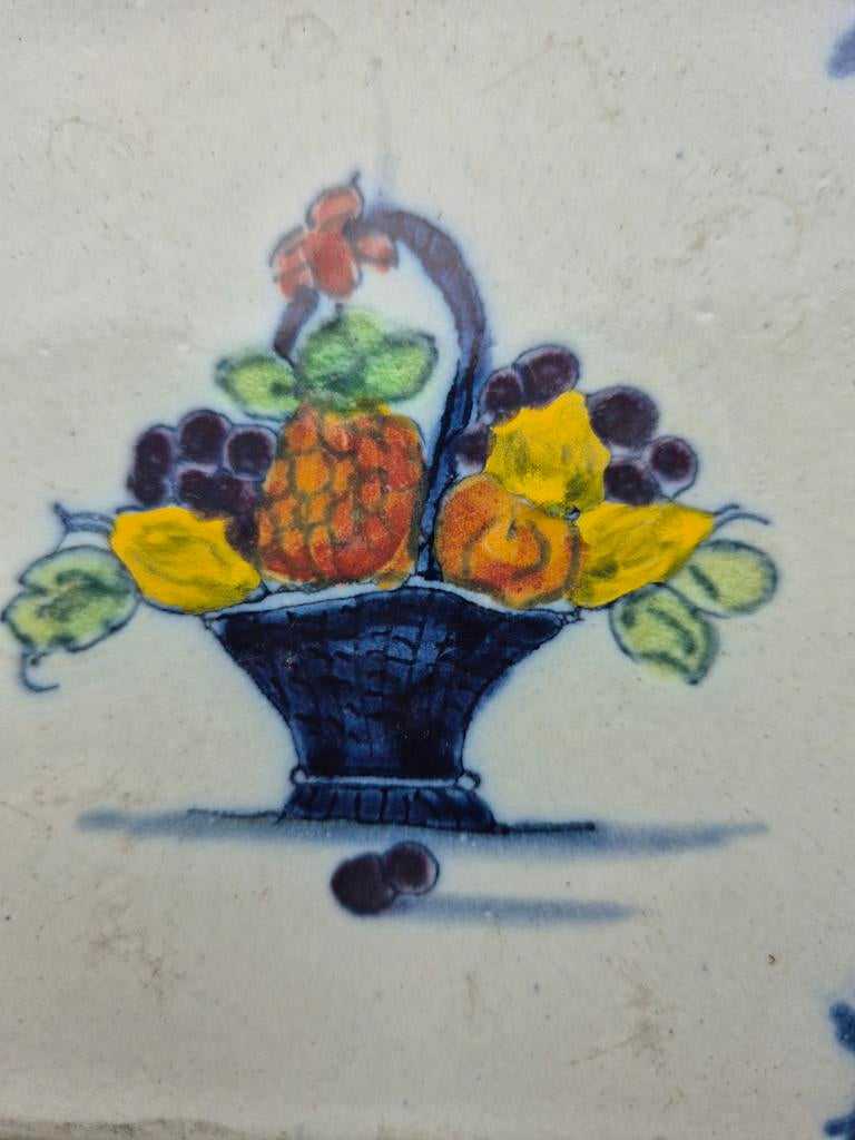 Antieke tegel met fruitmandje, Antiek en Kunst, Antiek | Wandborden en Tegels, Ophalen of Verzenden