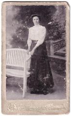 CDV -  Vrouw Blouse Rok Bankje - Foto Henning Middelburg, Gebruikt, Foto, Ophalen of Verzenden, Voor 1940