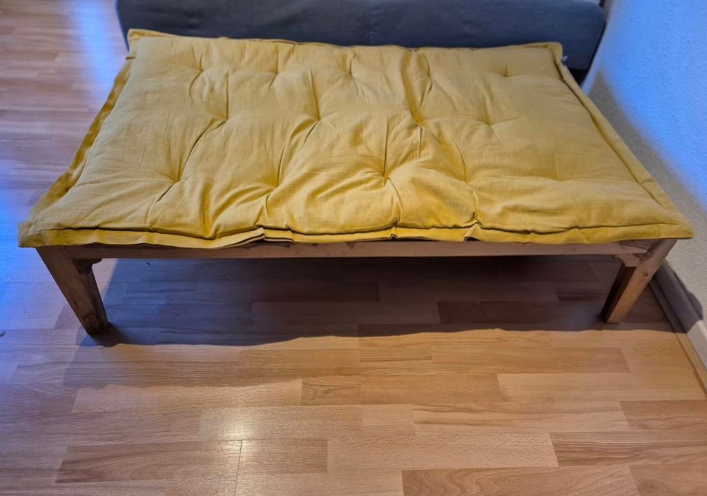 Houten zitje/bankje met okergeel kussen, Huis en Inrichting, Banken | Bankstellen, Ophalen, Tweepersoons, Minder dan 150 cm