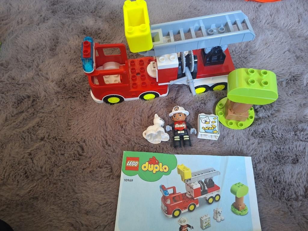 Lego Duplo brandweerwagen met brandweerman en kat, Kinderen en Baby's, Speelgoed | Duplo en Lego, Ophalen of Verzenden
