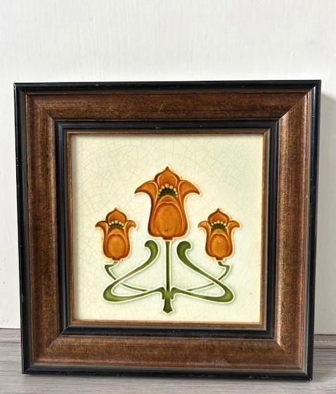 Art Nouveau tegel in houten lijst Engeland, Antiek en Kunst, Antiek | Keramiek en Aardewerk, Ophalen of Verzenden
