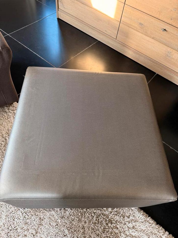 Set van 2 taupe hockers: 80x80x44 cm en 60x40x42 cm, Huis en Inrichting, Banken | Voetenbanken en Poefen, Gebruikt, 75 tot 100 cm