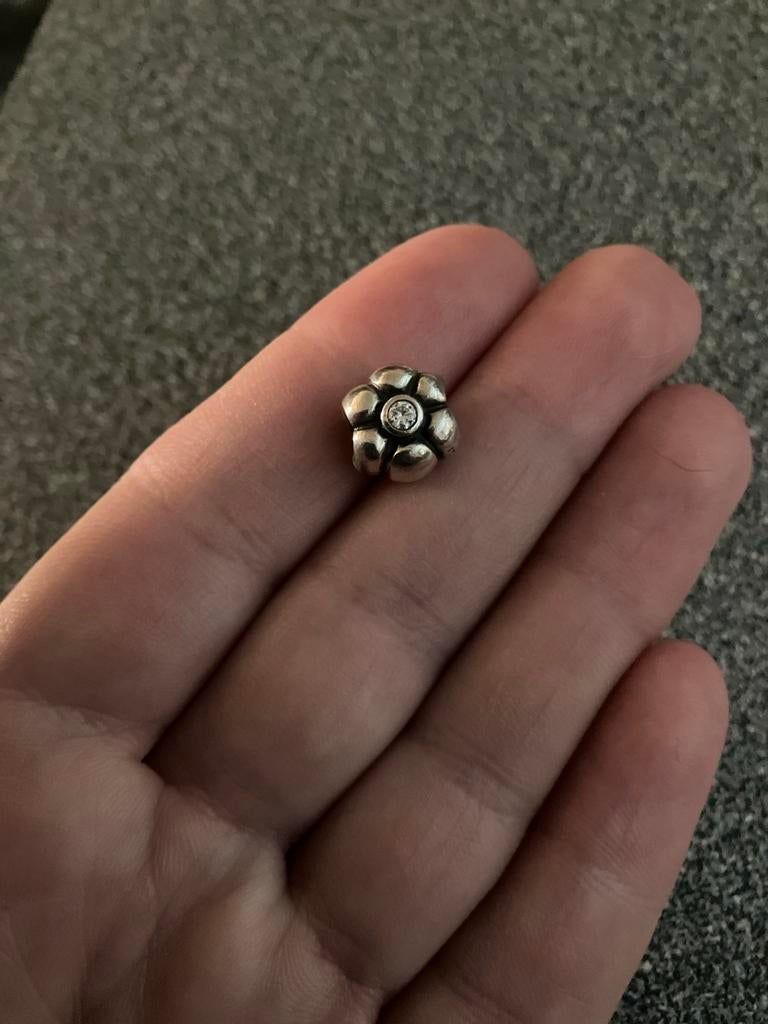 Pandora bedel bloem 790185cz met wit zirkoniasteentje, Verzenden, Pandora, Zo goed als nieuw, 1 bedel