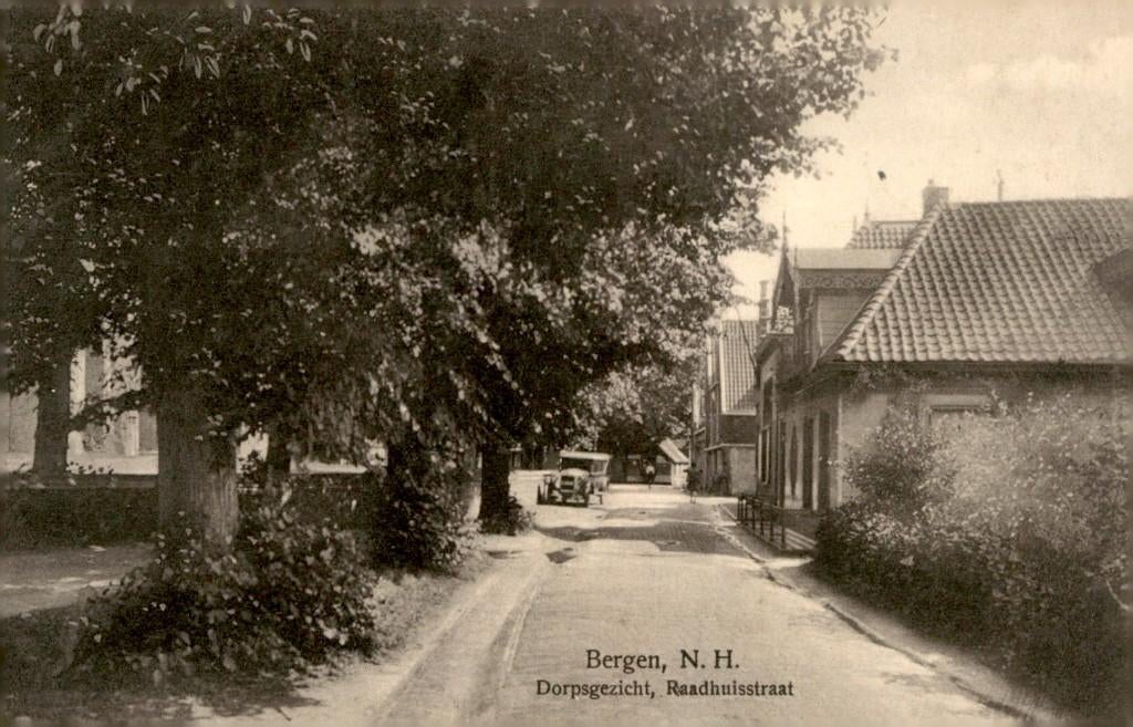 Bergen NH Dorpsgezicht Raadhuisstraat # 681, Verzenden, 1920 tot 1940, Ongelopen, Noord-Holland