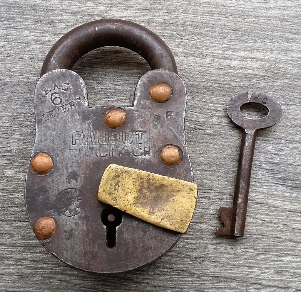 Omstreeks 1920 - 1940 GROOT ZWAAR Hangslot Hang Slot Sleutel, Antiek en Kunst, Ophalen of Verzenden