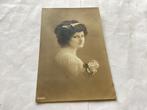 Antieke Ansichtkaart: Elegante Dame met Rozen (1913), Verzamelen, Ansichtkaarten | Nederland, Ophalen of Verzenden, Voor 1920