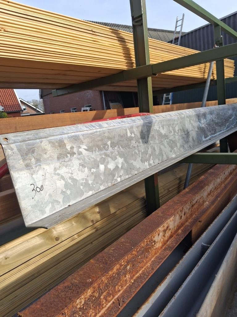 Diverse hoeklijnen en H-balken, Ophalen