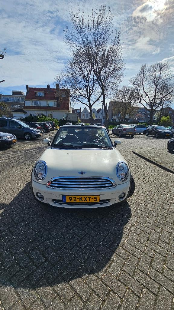 Mini Cabrio 1.6 120pk 2010 Wit met bruin dak, Auto's, 4 cilinders, Cabriolet, 4 stoelen, Bruin