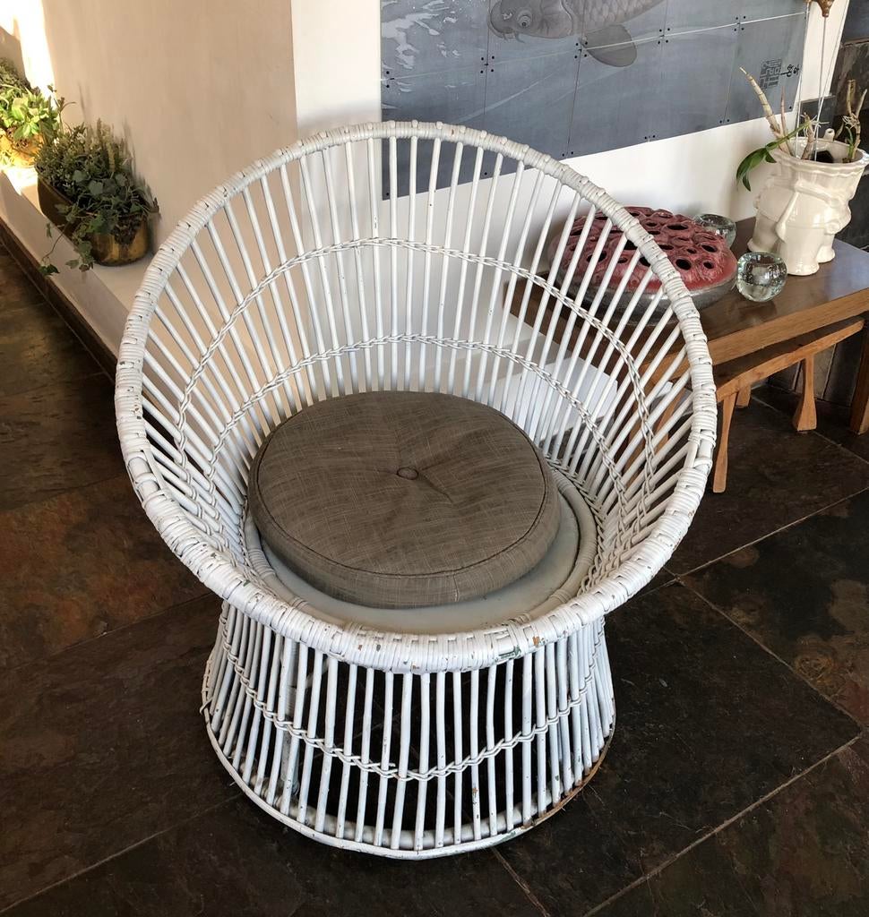 Vintage rotan stoel, wit geschilderd, ronde kuipstoel, Ophalen, Zo goed als nieuw, Wit, Eén