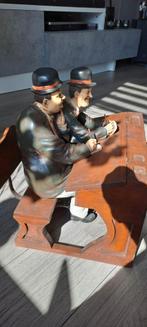 Decoratief beeld Laurel & Hardy aan schoolbank, Antiek en Kunst, Ophalen of Verzenden