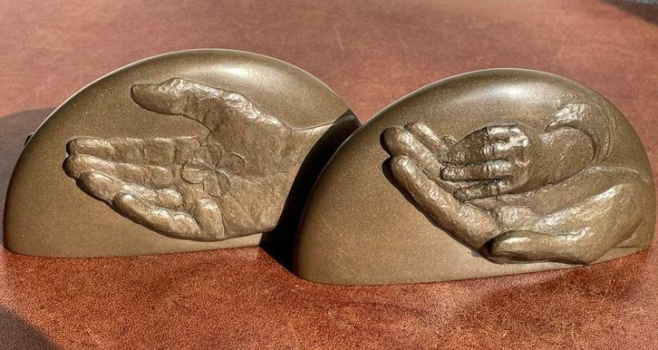 Twee fraaie boekensteunen met handen, gemerkt, Antiek en Kunst, Curiosa en Brocante, Ophalen of Verzenden