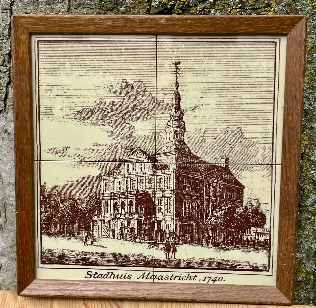Tegelplateau vier tegels Stadhuis Huis Maastricht, Antiek en Kunst, Antiek | Wandborden en Tegels, Ophalen of Verzenden