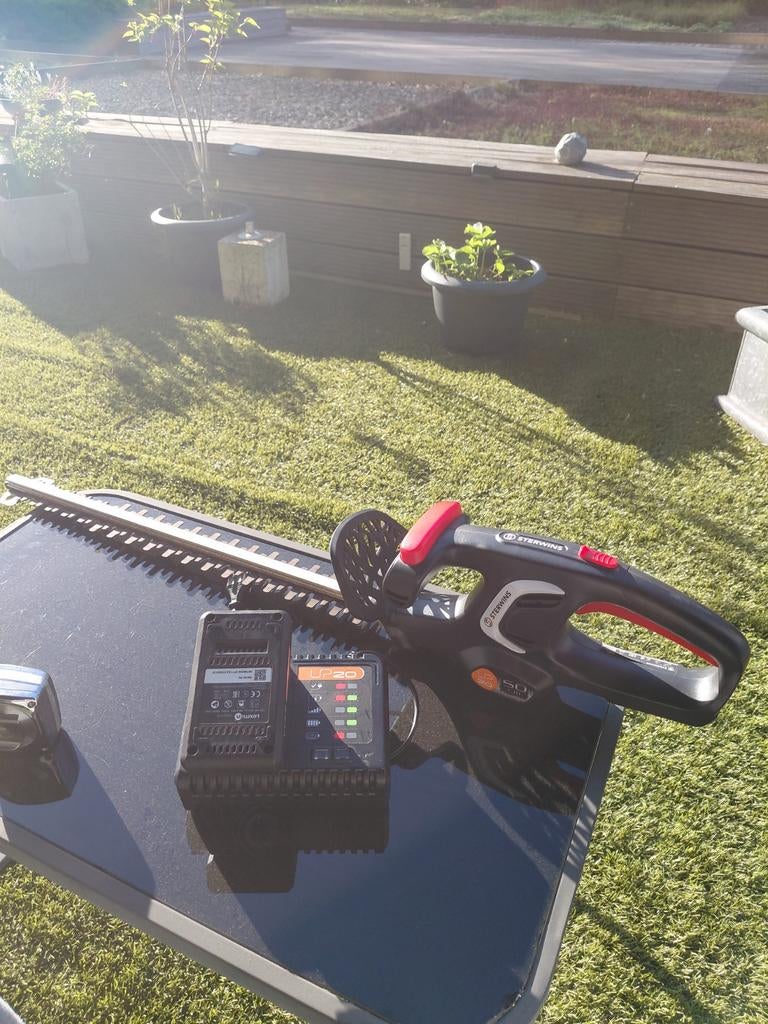 Sterwins heggenschaar met accu en oplader, 55cm zgan, Ophalen, Zo goed als nieuw, Accu