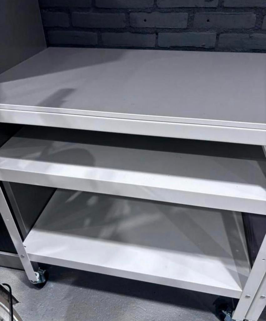 (Werk)tafel op draaiwielen, Doe-het-zelf en Verbouw, Werkbanken, Ophalen, Zo goed als nieuw