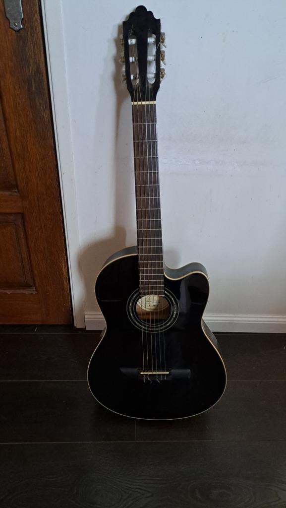 Zwarte gitaar met voorversterker, Ophalen