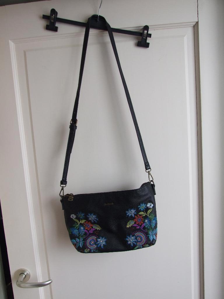 Desigual zwart geborduurd schoudertasje zwart bloemen, Sieraden, Tassen en Uiterlijk, Ophalen of Verzenden, Zo goed als nieuw