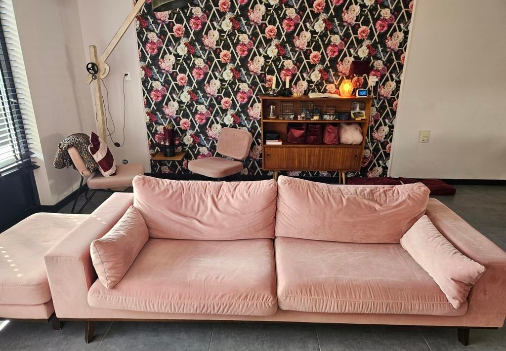 Roze bank met poef voor een bos bloemen, Huis en Inrichting, Banken | Bankstellen, Gebruikt, 200 tot 250 cm, 75 tot 100 cm, Ophalen