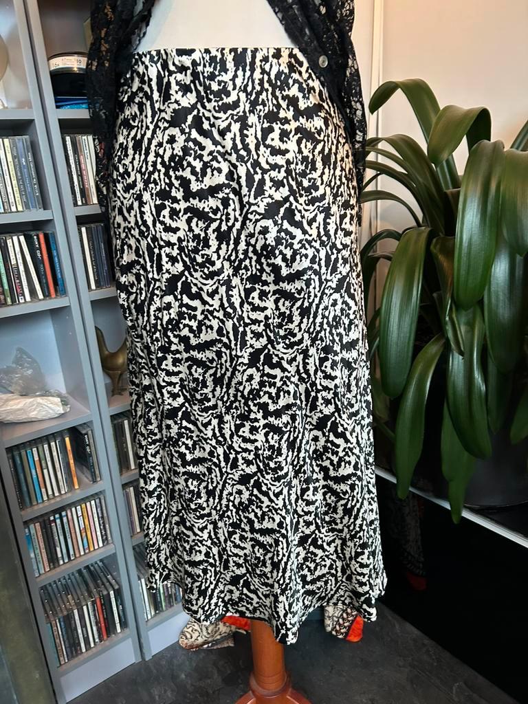 Mooie klokrok crème/ zwart  satinlook nieuw. Mt Large, Zwart, Maat 42/44 (L), Ophalen of Verzenden, Zo goed als nieuw