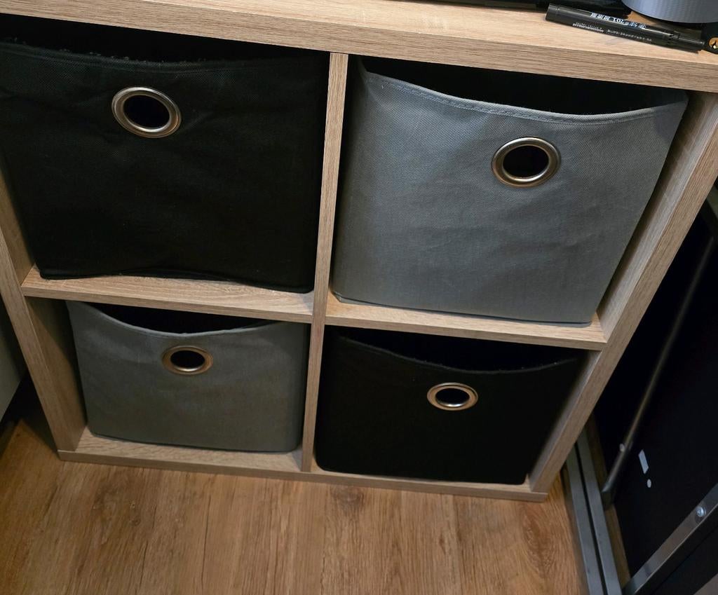 2 vakkenkasten met manden, Ophalen