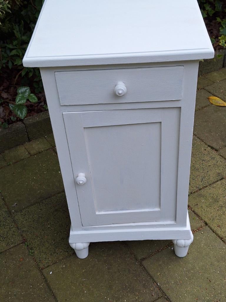 Wit nachtkastje met lade en deurtje, Ophalen