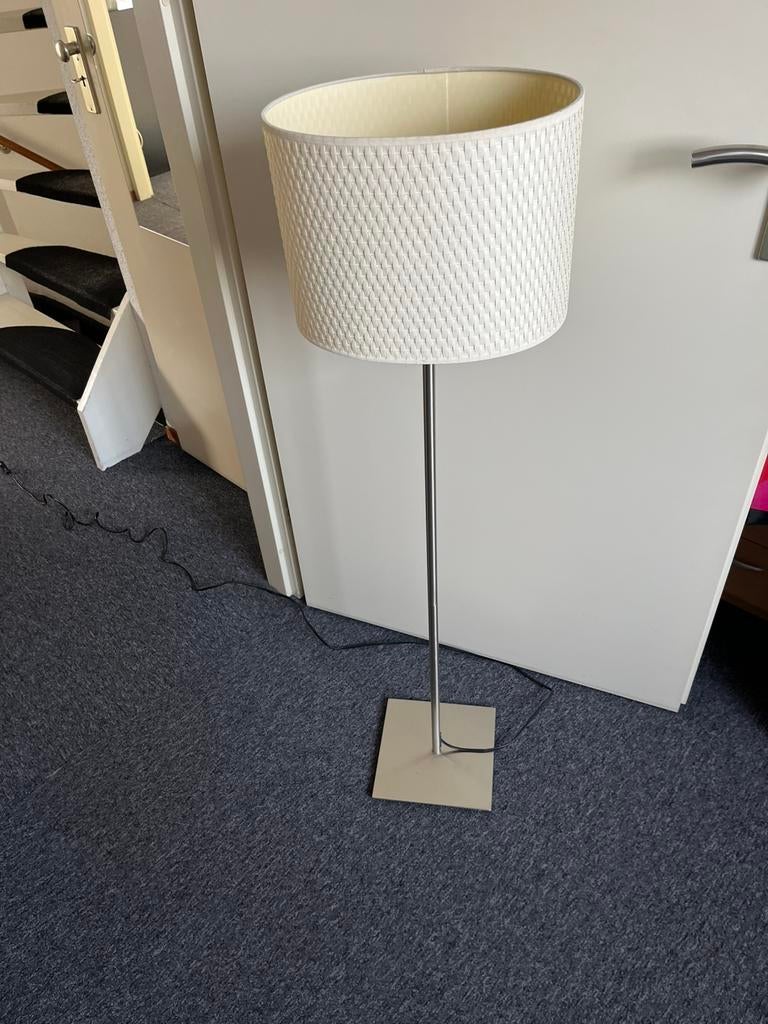 Staande lamp in hoogte verstelbaar !, Huis en Inrichting, Lampen | Vloerlampen, Ophalen, 100 tot 150 cm, Zo goed als nieuw, Tijdloos
