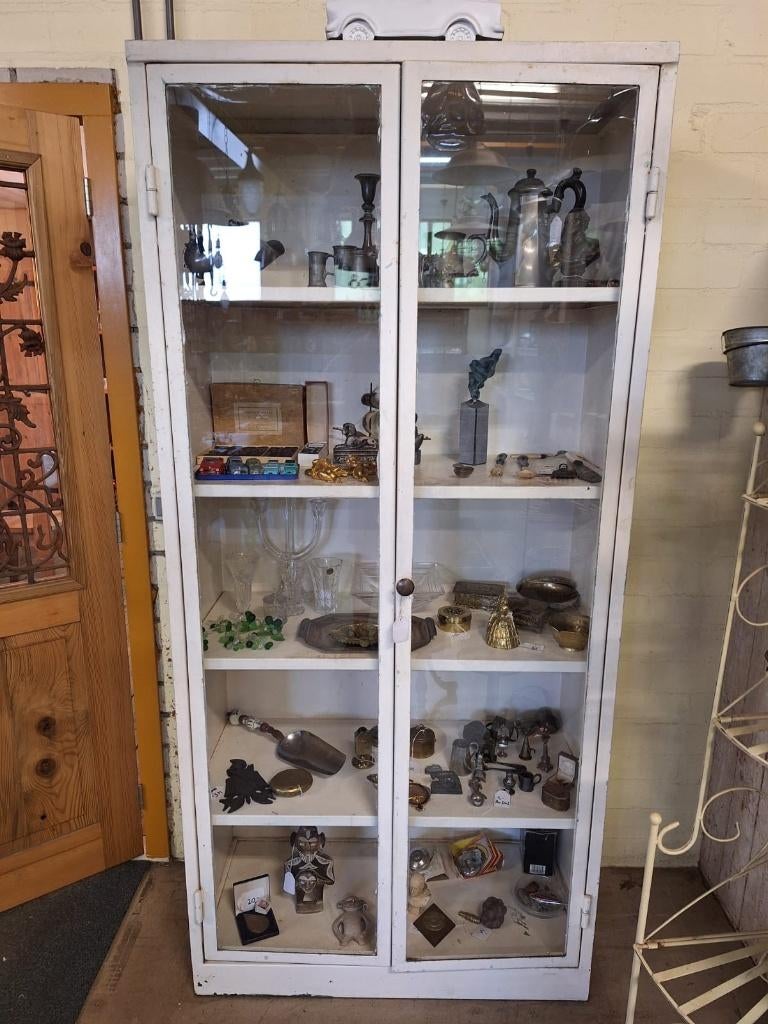 oude metalen medicijn kast vitrinekast, Antiek en Kunst, Ophalen