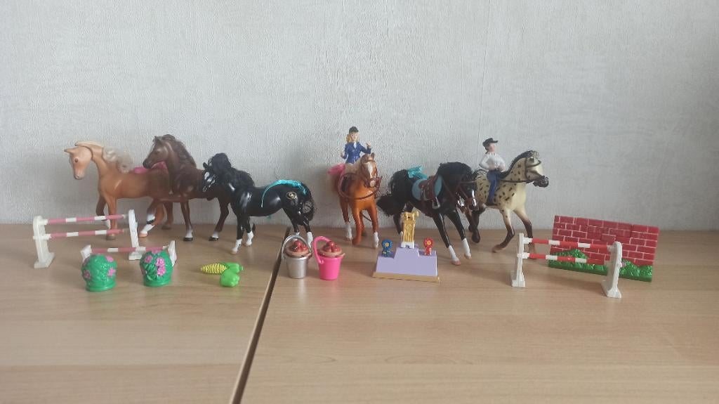Set Grand Champions paarden met toebehoren, Ophalen of Verzenden, Zo goed als nieuw, Paard, Beeldje of Figuurtje
