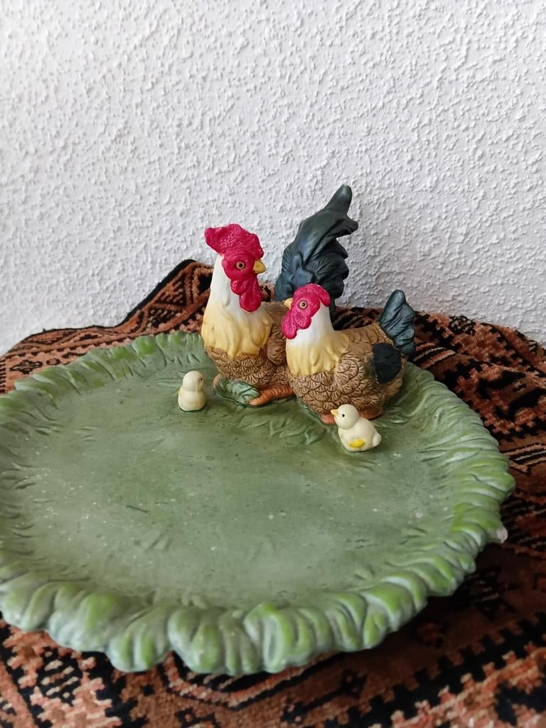 Gezellige kippenfamilie op groen bord, Ophalen of Verzenden, Zo goed als nieuw, Boerderijdier, Beeldje of Figuurtje