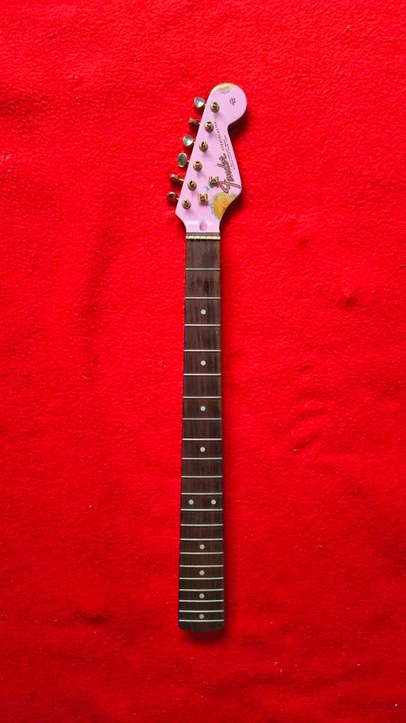 Stratocaster hals, Fender logo, Hello Kitty styling, Ophalen of Verzenden, Zo goed als nieuw, Elektrische gitaar