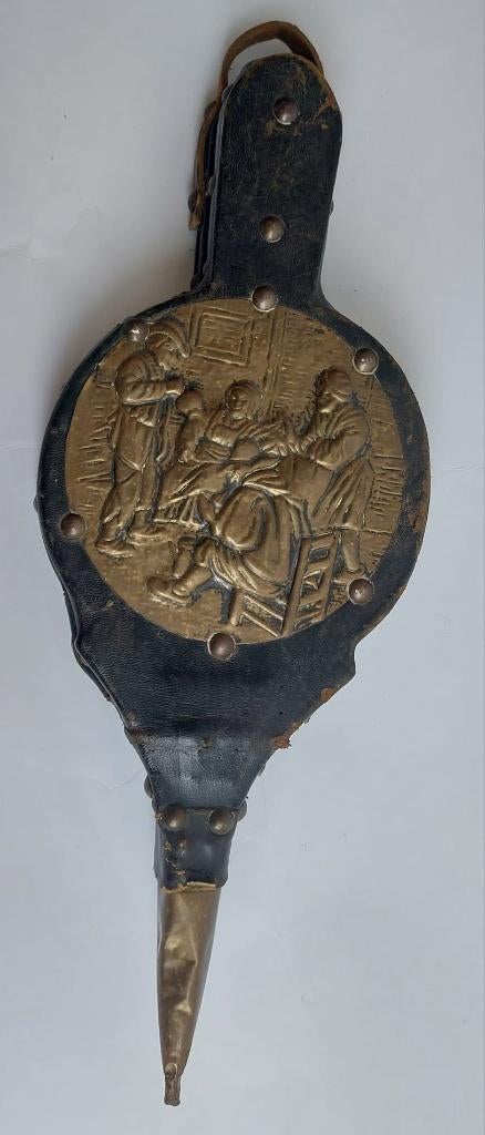 Blaasgalg bekleed met leer en latoenkoper, Ophalen